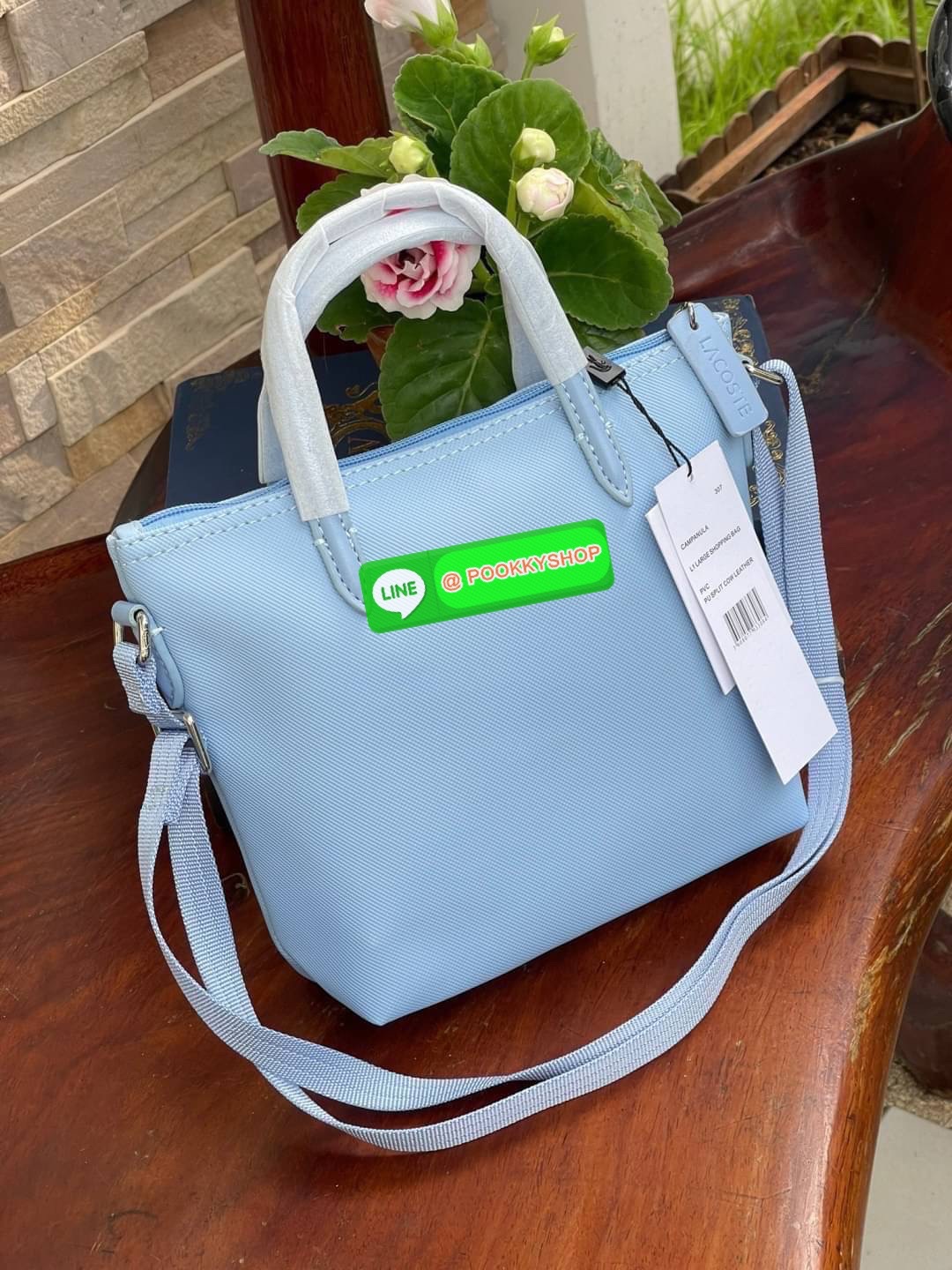 ลาคอส Women's L.12.12 Concept Petit Piqué Zip Tote กระเป๋าสะพายข้างทรง mini tote วัสดุ pvc100% เปิดปิดด้วยซิปเดียวด้านบนสะดวกใช้งาน ใส่มือถือได้ทุกรุ่น ด้านหน้ามีดีเทลโลโก้ปักดูโดดเด่น สายของกระเป๋ารุ่นนี้สามารถปรับความยาวได้ฟรีไซส์ เลือกสะพายได้ ไ