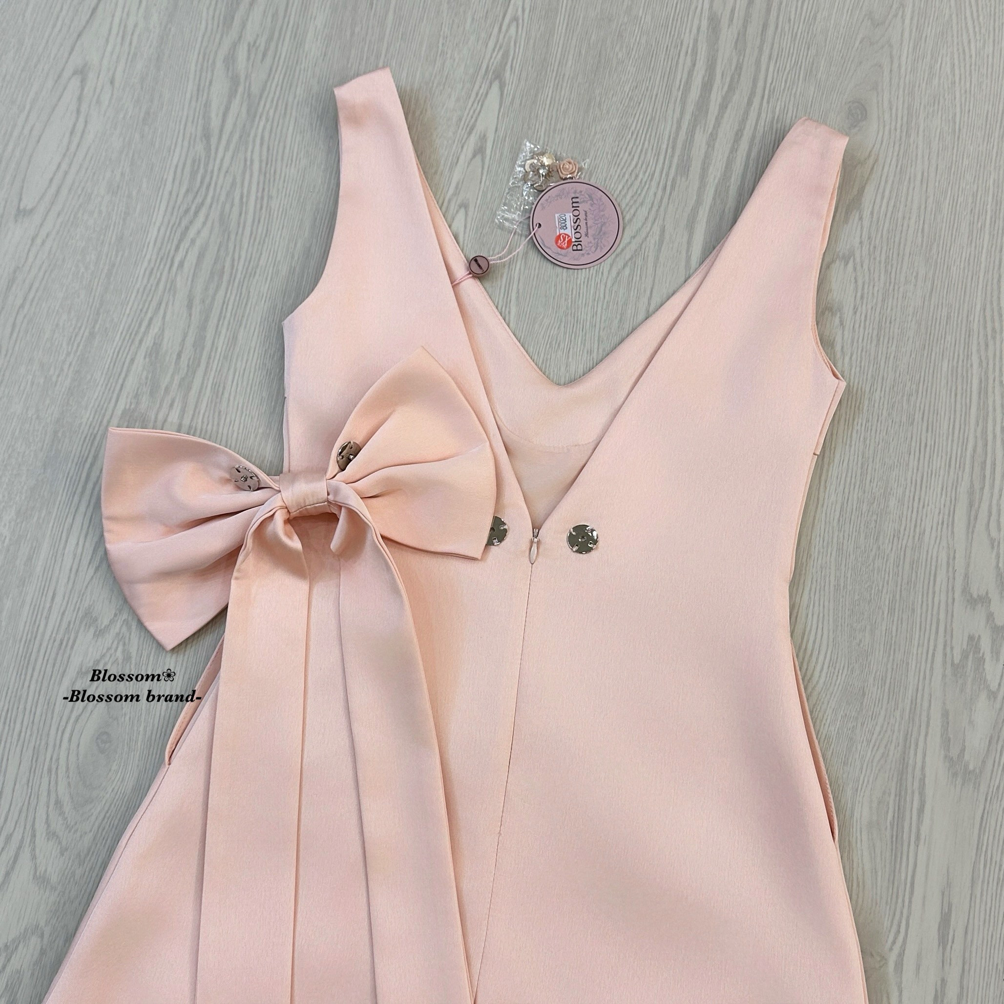 เดรสแฟชั่น มินิเดรสคอวี ผ้าซาตินเนื้อดี สีชมพูพาสเทล