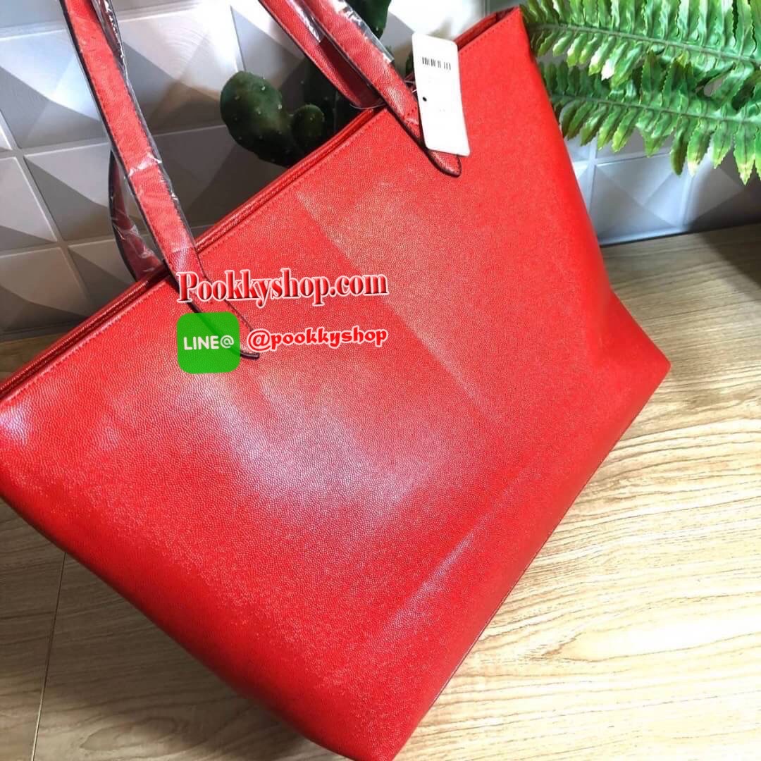 Victoria’s Secret Tote Bag 2019 กระเป๋าถือหรือสะพายลายหนังคาเวียร์ สวยด้านหน้าประดับด้วยโลโก้ ตัวกระเป๋าแต่งด้วยลายปักสวยเก๋ ปากกระเป๋าเปิดปิดด้วยซิปสะดวกใช้ ภายในมีช่องโล่งและช่องเล็กไว้แบ่งเก็บของ ใส่หนังสือ เอกสาร A4 Notebook ipad กระเป๋าสตางค์ ของใช้ไ