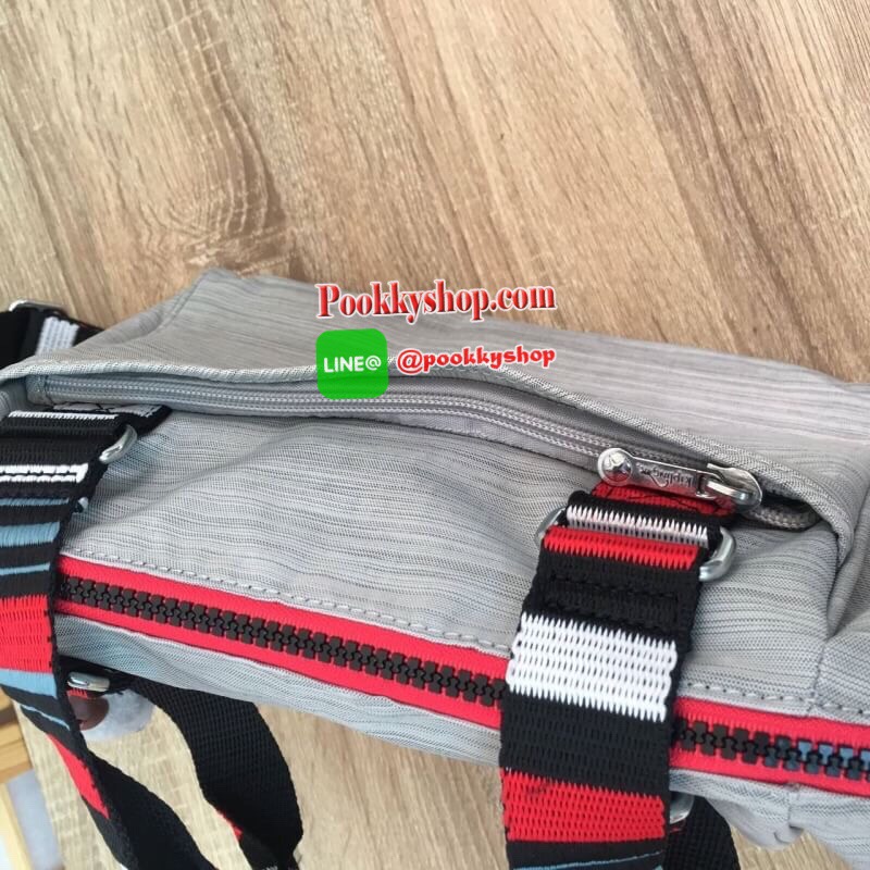 KIPLING AMIEL K15371 กระเป๋า KIPLING มาพร้อมพวงกุญเเจที่เป็นเอกลักษณ์ของเเบรนด์ เปิดปิดด้วยซิป มีสายยาว ถอดสายและปรับความยาวได้ น้ำหนักเบา ทำความสะอาดง่าย ช่องด้านในมีสายเกี่ยวกุญแจ ช่องซิปเล็กด้านใน แนะนำควรมีเลยค่า