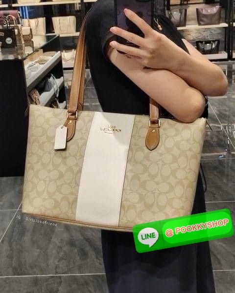 Coach Gallery Tote In Signature Canvas With Stripe (CR121) 🔖กระเป๋าทรงโท้ทใบใหญ่ ทรงช้อปปิ้ง โดดเด่นด้วยหนังตัดแทบด้านหน้า 🔖วัสดุ : หนังแคนวาสตัดหนังแท้ 🔖เปิด-ปิดด้วยซิปด้านบน ภายในโล่ง มีช่องซิป1ช่อง สามารถ ใส่แฟ้มเอกสารได้