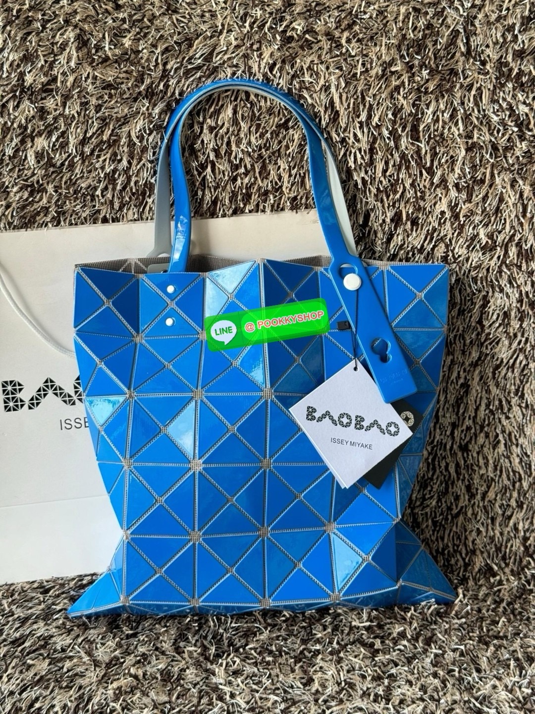 Baobao Issey Miyake 6x6 กระเป๋า Tote รุ่นนี้ถือว่าเป็นกระเป๋า Tote ไซส์กลางที่เหมาะกับการพกพาสิ่งของที่จำเป็นในทุก ๆ วัน มาพร้อมสายที่สามารถปรับได้ทั้งสองสาย และมีช่องใส่ของช่องเล็กด้านใน 1 ช่อง จุของได้เยอะแถมยังทนทาน ใช้เป็น Everyday Bag ได้เลยคะ พกพาสะ