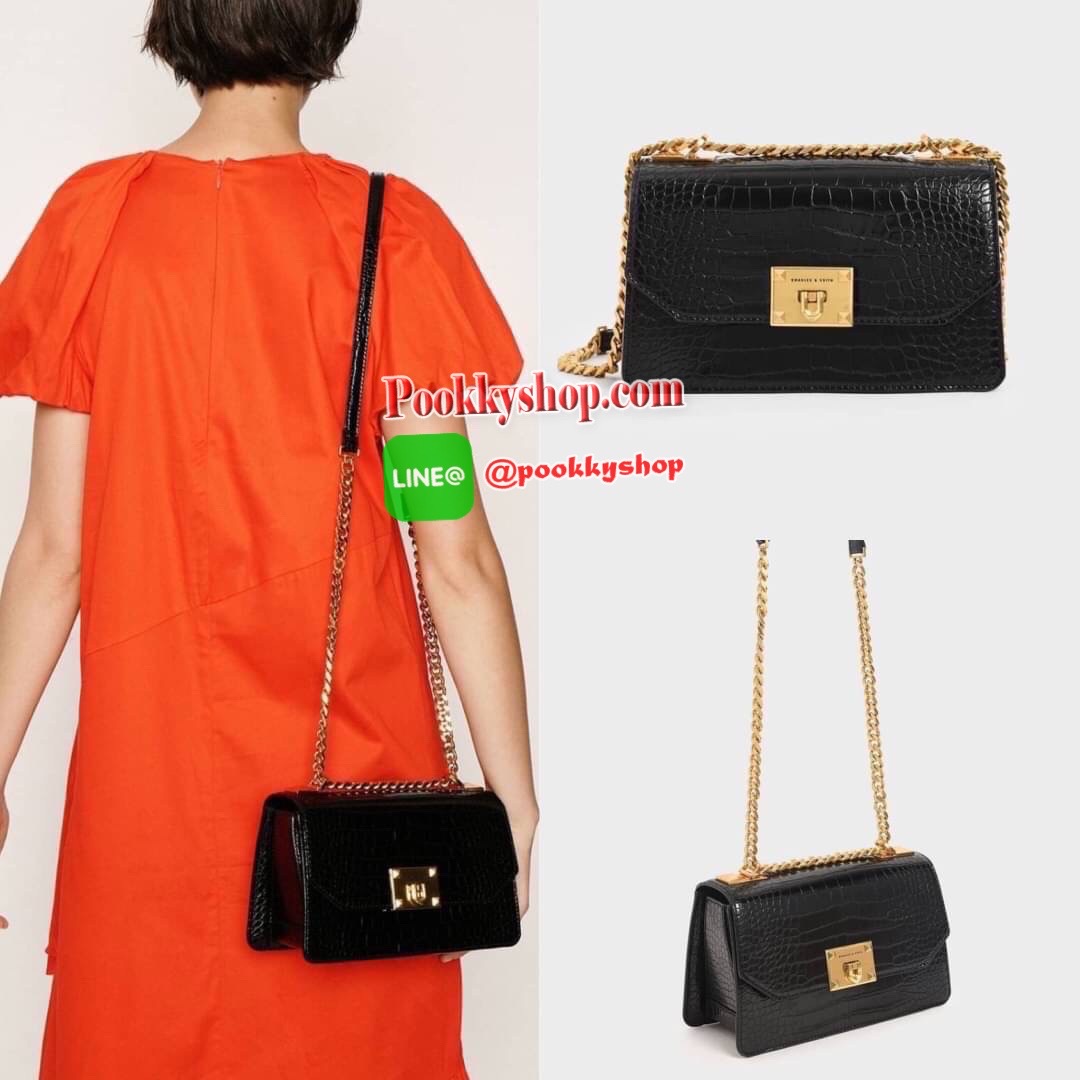 กระเป๋าสะพาย/ถือลายจระเข้รุ่น CHARLES & KEITH CROC-EFFECT CHAIN STRAP CROSSBODY BAG ด้านหน้าปั๊มแบรนด์ เปิดปิดแบบเปิดล็อก ด้านในแบ่งออกเป็น 2 ช่องใหญ่ มีช่องซิปตรงกลาง ช่องการ์ด 4 ช่อง ด้านในสามารถใส่กระเป๋าเงินใบกลางได้ /iPhone plus สายสะพายเป็นสายโซ่ครึ