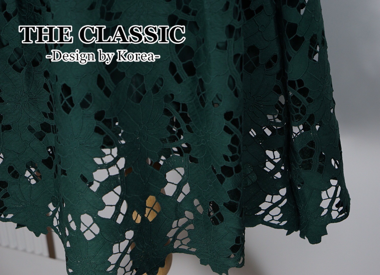 เดรสแฟชั่น เดรสยาวลูกไม้ คอวีแขนสั้น ใช้ผ้าลูกไม้เนื้อหนาอย่างดี ขึ้นลวดลายดอกไม้ ลายชัด