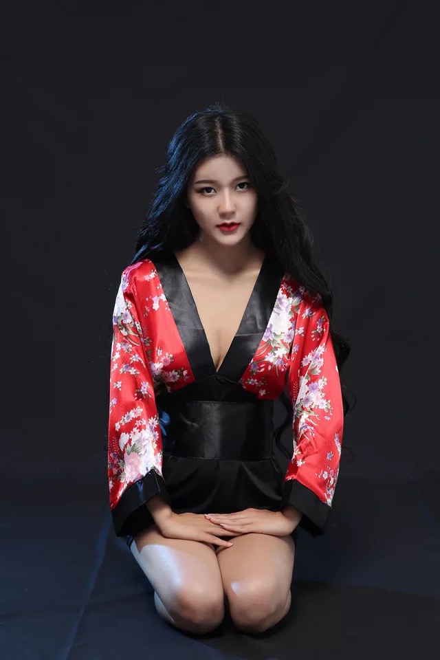 ชุดคลุมเซ็กซี่ สาวซามูไร กิโมโนสั้น สีแดง เซ็กซี่ ซีทรู แนวเกอิชา นางรำญี่ปุ่น ดอกซากุระ ด้านล่างกระโปรงดำสั้น พร้อมสายคาดเอวและโบว์สำเร็จ น่ารักเซ็กซี่ ขี้เล่นคะ +G string เข้าชุดคะ