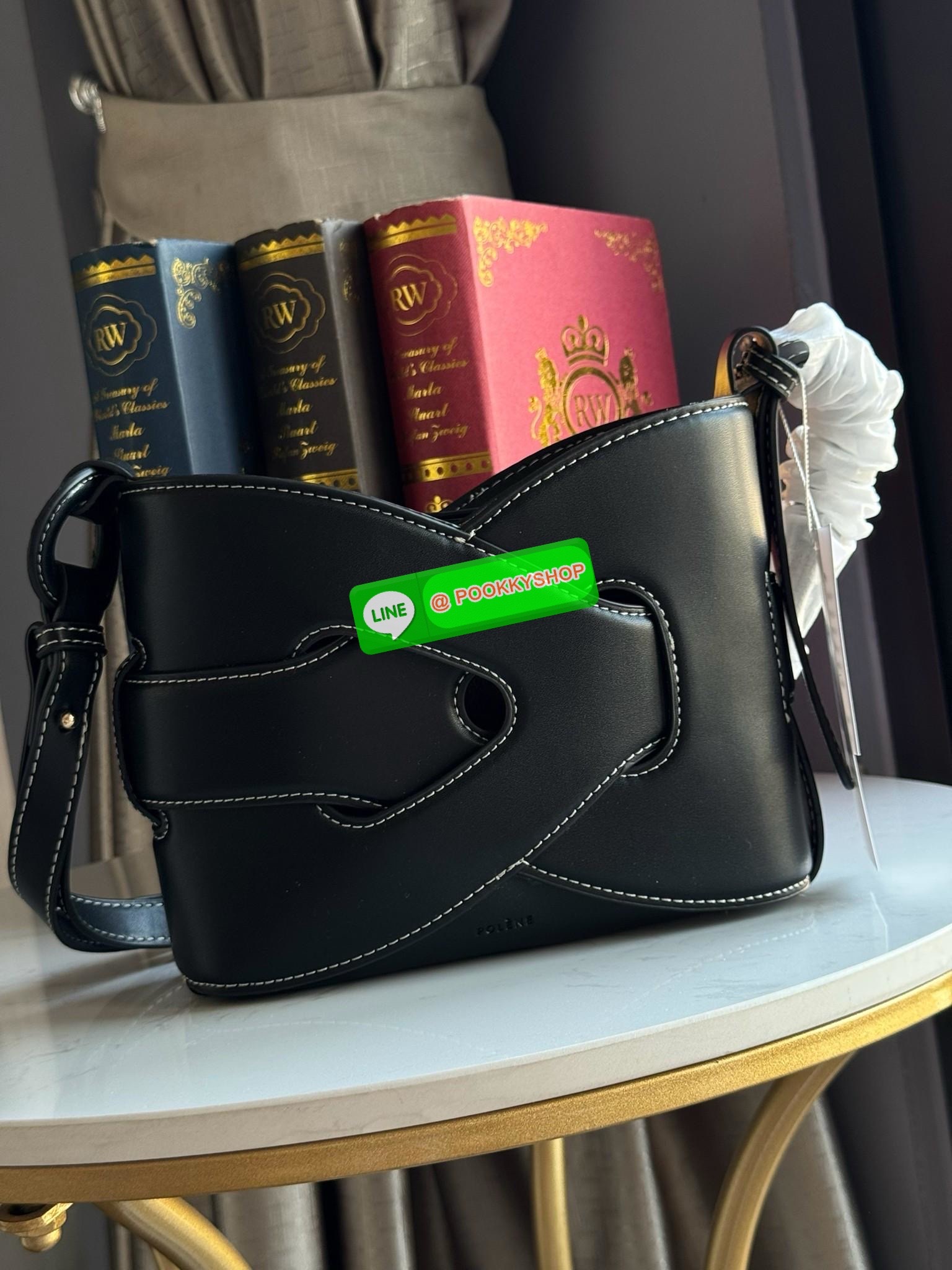💕 Polene Nodde EDITION SMOOTH ใครที่อยากได้กระเป๋าเรียบๆ แต่ดูมีอะไร ขอแนะนำรุ่น Nodde หิ้วแล้วสวยแบบ Quiet Luxury โลโก้แบรนด์ถูกปั๊มไว้บริเวณด้านล่างของกระเป๋าอย่างประณีตจนแทบสังเกตไม่เห็น ฐานกระเป๋าถูกออกแบบมาให้เนียนเรียบ ปราศจากหมุด ในขณะที่ด้