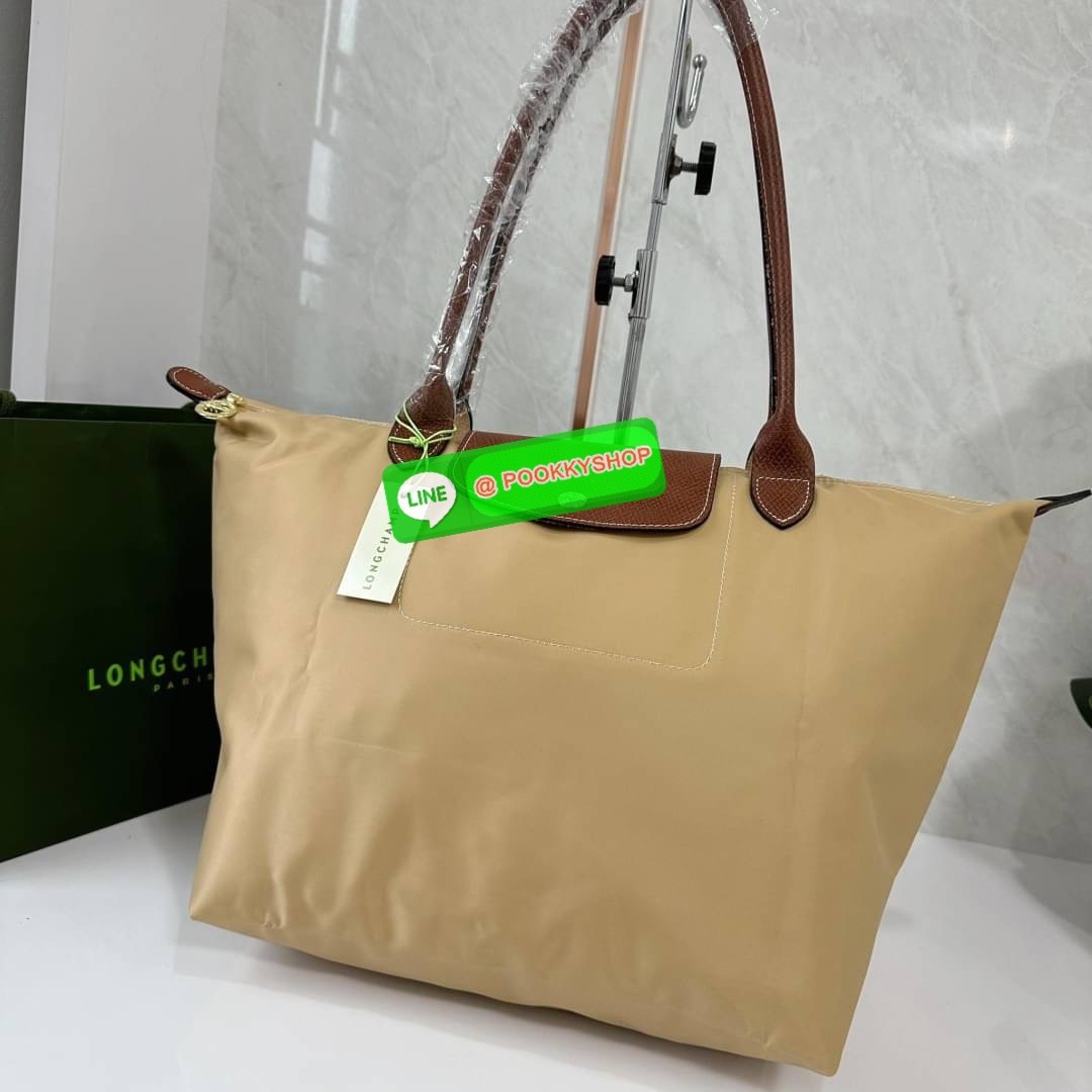 LONHGCHAMP LE PLIAGE ORIGINAL L TOTE BAG 🔖กระเป๋าสะพายไหล่ Le pliage ใบใหญ่ เรียบง่ายจุของได้เยอะ สามารถเก็บเอกสารหรือแล็ปท็อปได้คะ 🔖วัสดุ:ไนลอนเคลือบ 🔖เปิด-ปิดด้วยซิป ภายในกว้าง มีช่องลับแยกคะ 🔖สามารถพับเก็บได้พกพาสะดวกคะ