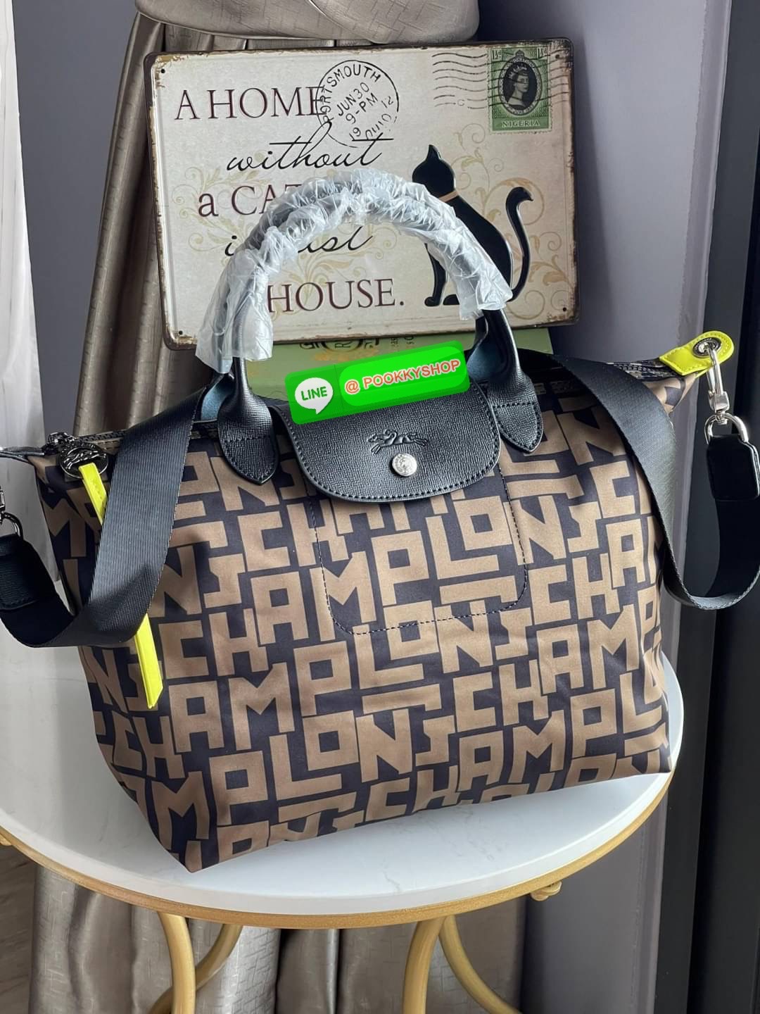 💕Longchamp LE PLIAGE LGP TOP HANDLE BAG M พบกับคอลเลคชั่นใหม่ล่าสุด มีดีไซน์ที่เรียบหรูและคลาสสิก แฝงด้วยลูกเล่นแบบเฟมินีน แถมยังมีน้ำหนักเบาอย่างไม่น่าเชื่อ มาพร้อมกับหูจับกระเป๋าคู่และฝาปิดแบบกระดุม กระเป๋าถือใบนี้สามารถใช้ถือแบบทั่วไป มีสายสะพา