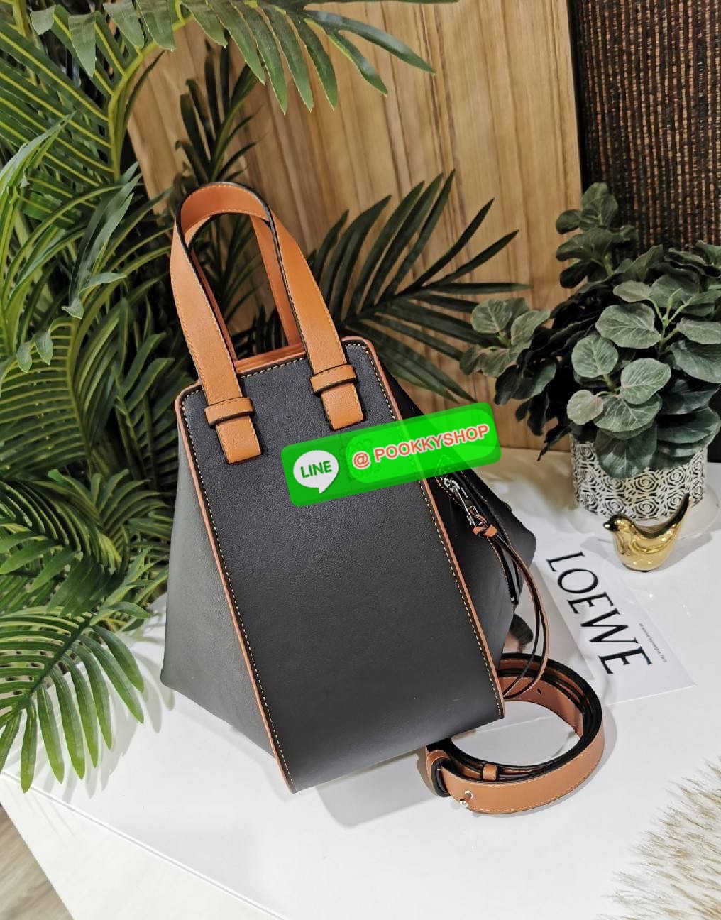 ✴️ห้ามพลาด!✴️LOEWE HANDLE & SHOULDER BAG VIP GIFT WITH PURCHASE (GWP) กระเป๋าถือหรือสะพายหนังแท้พรีเมี่ยมกิ๊ฟ Limited จาก LOEWE PERFUME DUTYFREE รุ่น Rare items สุดๆวัสดุหนังแท้ Calfskin หนังสวยดีไซน์มีเอกลักษณ์ ใบใหญ่กำลังดี น้ำหนักเบา ด้าน