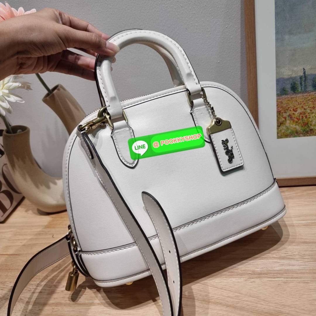COACH CC411 REVEL BAG ใหม่ล่าสุด พร้อมสวยก่อนใคร กับกระเป๋าทรงโดมรุ่นใหม่ ที่สาวๆอดใจไม่ไหวแน่นอน สวยครบเครื่อง เกินต้านที่สุด รูปทรงคลาสสิค วัสดุหนังแท้เต็มใบ มือจับในตัว เลิศๆกับกุญแจที่ล็อคกันขโมยได้ เปิด-ปิดด้วยซิป ภายในโล่งกว้าง มีสายสะพายครอสบอดี้มา