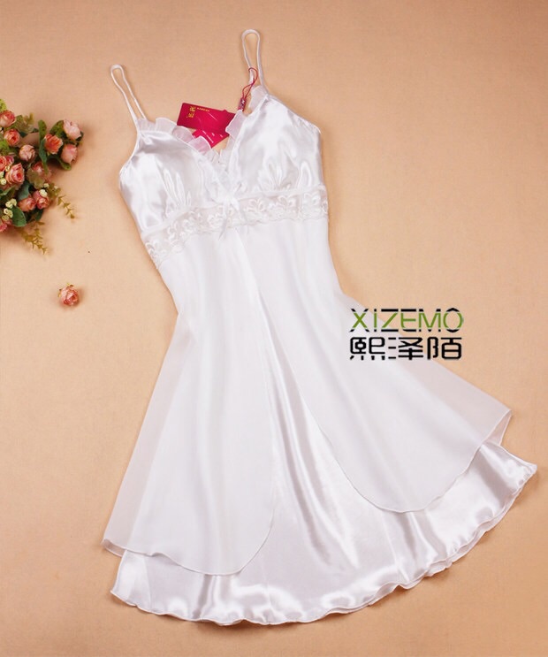 ชุดนอนสายเดี่ยว ชุดนอนซาติน หรูๆ สไตล์คุณหนู หวานๆ สีขาวมุก แต่งผ้าซีทรูปักลูกไม้ช่วงต่อใต้อก และกระโปรง สองชั้น แบบน่ารัก หรูหรา มากค่ะ