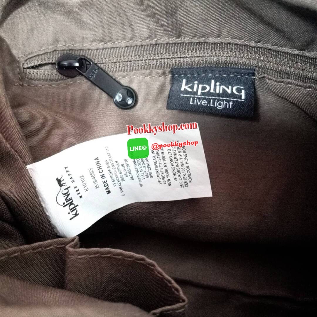 Kipling Brynne handbag & shoulder bag กระเป๋าถือหรือสะพายข้าง รุ่นใหม่จาก Kipling รูปทรงโค้งมนสวย พร้อมสายสะพายแบบคล้องแขนและสายสะพายยาว สามารถใช้งานได้ทั้ง 2 แบบ ด้านหน้ามีช่องใส่ของใช้จุกจิก ด้านในช่องโล่งกว้าง มีซิปข้างและช่องใส่ของแยกอีกฝั่ง เหมาะกับก