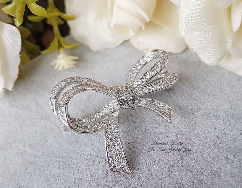 New arrival!!!! Ribbon Diamond Brooch เข็มกลัดเพชร CZ แท้ งานผูกโบว์ งานน่าร๊ากกก ดูดี งานสวยมากกกกก เพชรใส ไม่ขุ่นแม้แต่เม็ดเดียว ซื้อไปไม่ผิดหวังแน่นอนคะ งานชิ้นนี้แม่ค้าชอบมากกกกนะคะ ของจริงสวยมากนะคะ เพชรละเอียด เพชรเยอะ ไม่ขุ่นค่ะ กลัดเพิ่มมูลค่าชุดเ