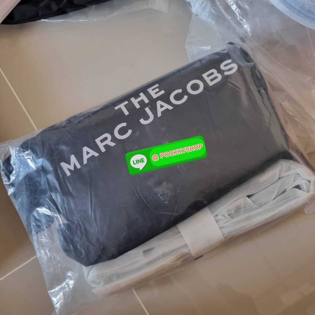 MARC JACOBS THE SNAPSHOT AIRBRUSH BAG สายหวานต้องมีแล้ว! ไอเท็มยอดฮิตที่โดดเด่นเป็นเอกลักษณ์ กับกระเป๋าสะพายข้างสุดปัง ลวดลายเพ้นท์สไตล์แอร์บรัช สวยละมุน เรียกได้ว่าไม่ซ้ำใคร!! วัสดุหนังวัว สวยอยู่ทรง เปิด-ปิดกระเป๋าด้วยซิป มีซิปหลัก 2 ช่อง แบ่งสัดส่วนไว้