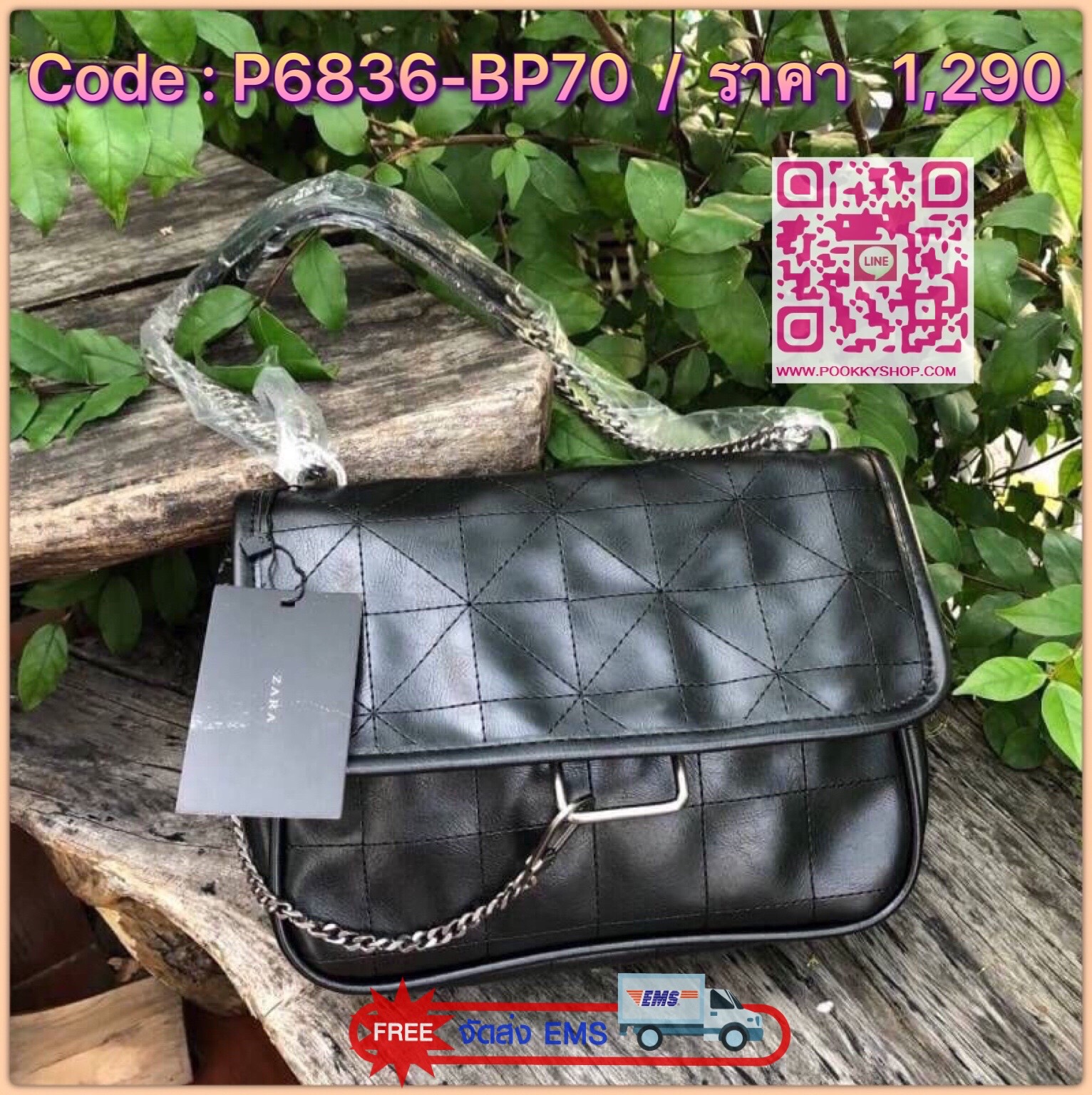 ZARA SOLF ROCK SHOULDER BAG Outlet กระเป๋าสะพายข้างทรงเก๋ เดินด้ายทั้งใบ แต่งโซ่คล้องมาที่ด้านหน้า เปิดปิดแบบกระดุมแม่เหล็ก ก้านในมี 3 ช่องใหญ่ เป็นช่องซิปกลางรุ่นนี้จุของได้เยอะเลยครับ ใส่ iPad mini ได้สบายๆ สายสะพายจะทำเป็นสายคู่สะพายไหล่ หรือ ทำเป็นสาย