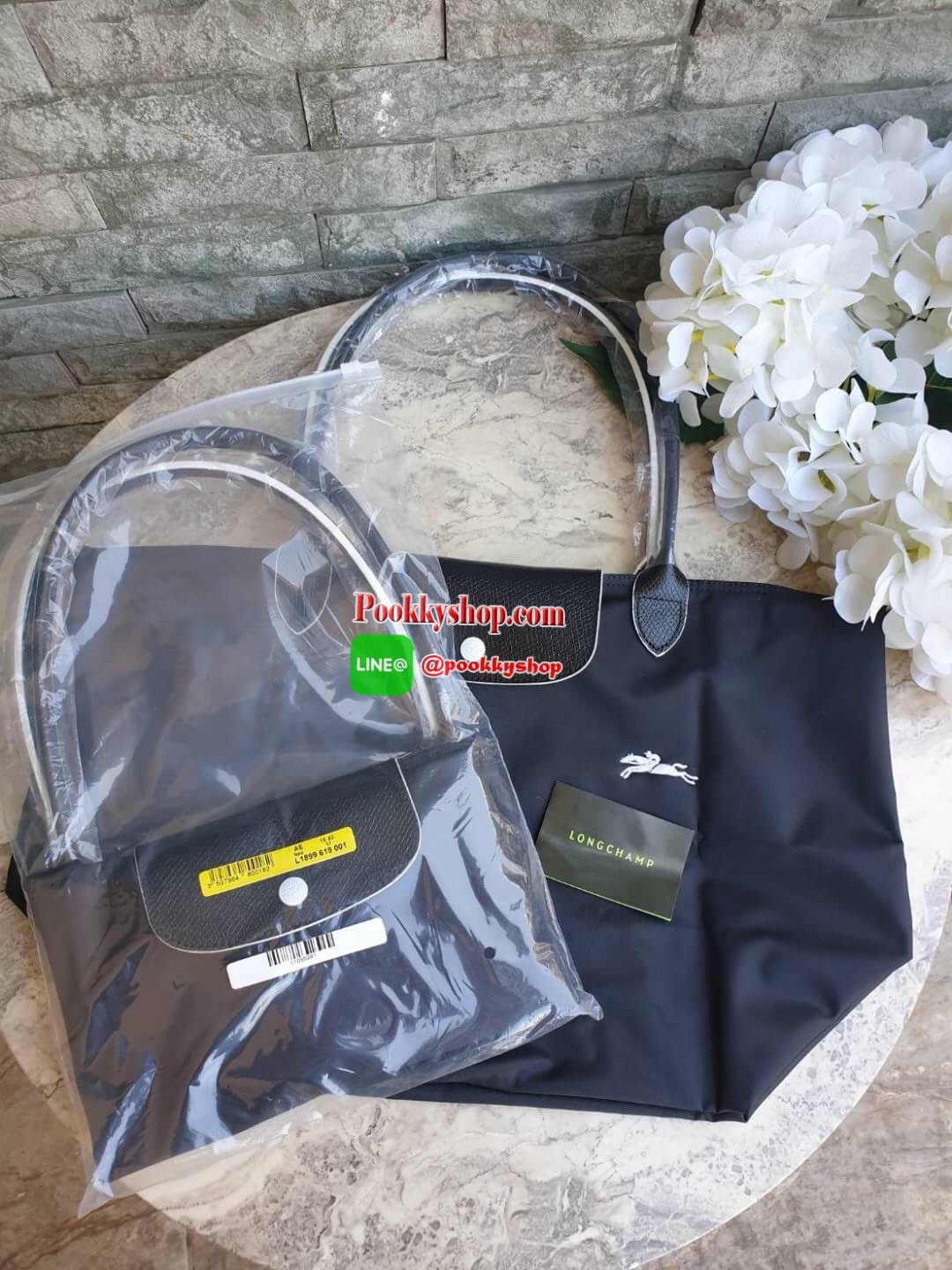 Longchamp Le Pliage Club Tote Bag Size L หูยาว วัสดุเนื้อผ้า Nylon Canvas เคลือบกันนำ้ ตัดด้วยหนังแท้ที่มีน้ำหนักเบา ดีไซน์เรียบง่ายแต่เต็มไปด้วยความคลาสสิก จนเป็นที่ชื่นชอบไปทั่วโลก Longchamp ปรับโฉม LE PLIAGE ด้วยการปักลายรูปม้า-ตราสัญลักษณ์ของแบรนด์บนผ