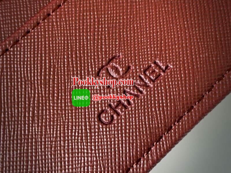 มาพร้อม ถุงผ้า กล่อง และ ถุงกระดาษ Chanel หนังคาเวียร์ สวยอยู่ทรงด้านหน้าประดับโลโก้แบรนด์สวยน่าใช้ เป็นกระเป๋าทรงยาวสามพับ ดูดีมีระดับใช้ได้ทุกโอกาส มีช่องใส่เยอะใธนบัตร2ช่องใส่บัตร12ช่อง และช่องซิปในอีก 1 ช่อง ปิดด้วยกระดุมแม่เหล็ก