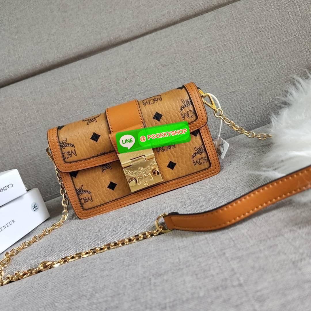 MCM Gretl Cossbody in visetos กระเป๋า Gretl กระทัดรัด ไอเทมใหม่ สุดฮิต ที่สาวๆต้องมีคะ วัสดุหนังแคนวาส ตัดหนังแท้ มาพร้อมสายสะพายโซ่อะไหล่สลับหนัง ข้างช่องโล่งสามารถใส่มือถือ iPhone Pro max ได้เหมาะสำหรับสะพายเที่ยวชิวๆในวันหยุดพักสบายๆ สีน้ำตาลคอนยัคทีแม