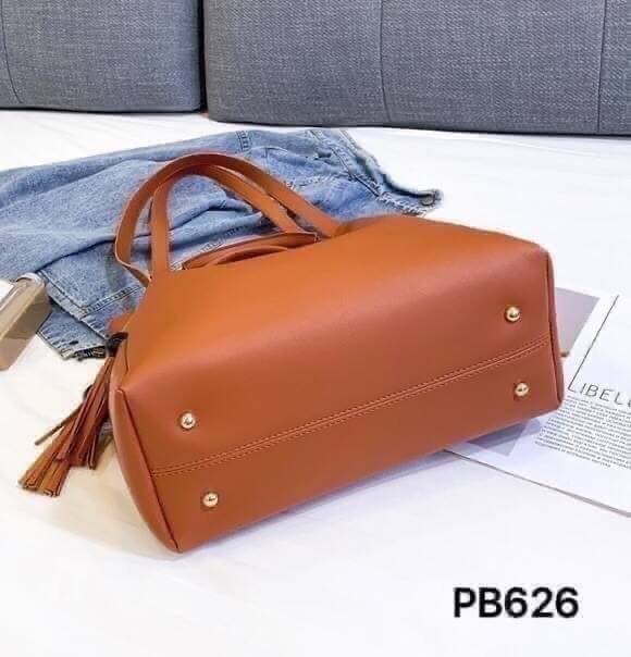 พร้อมส่ง PB626 (ผลิตใหม่งานดีกว่าเดิม) มาแล้วจ้า ครบสี รุ่นขายดีตลอดกาล งานเซตหรู ดูแพง ใบใหญ่ออกแบบสวยเข้ากับทุกชุด ตกแต่งพู่สวยงาม สายยาวติดกับตัวกระเป๋าถอด ไม่ได้ค่ะ ผลิตจากหนัง pu เกรดพรีเมี่ยม คุ้มมากได้ถึง 3 ใบ จัดเซตเข้ากั้นนนเข้ากัน สาวๆรีบจัดเลยจ