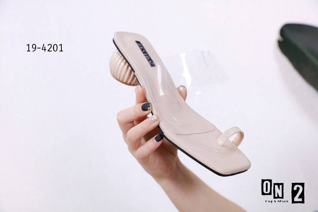 ส้นสูงส้นแก้ว งานใสๆสีๆ สไตล์ alexander wang pvc ทรงดีงามมากคะหน้าซิริโคนนิ่ม รัดนิ้วโป้ง ใส่สบายไม่บาดเท้าคะ ทรงสวยใส่แล้วดูเท้าขาว เท้าเรียวคะ สาวๆควรมีติดไว้นะคะ