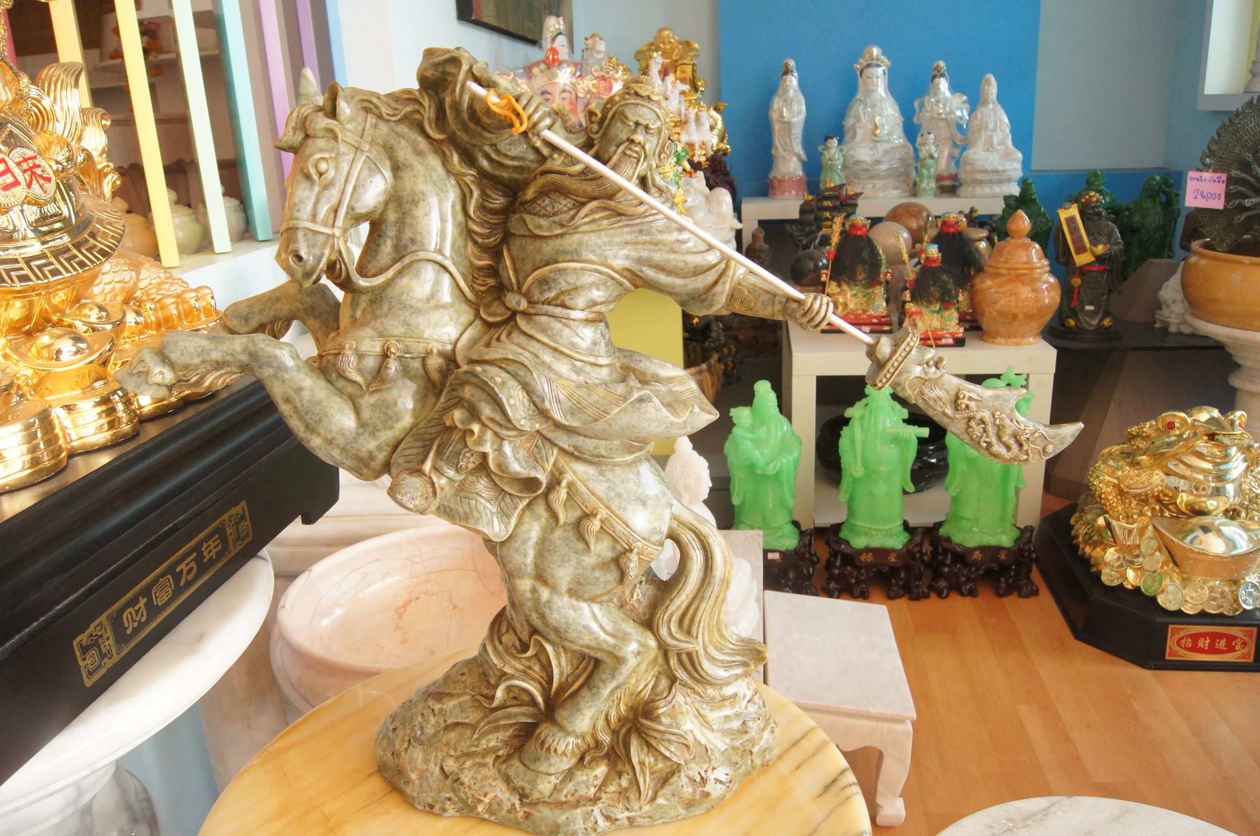 เทพเจ้ากวนอูขี่ม้า ออกศึก ขนาด สูง 40 กว้าง 30 cm