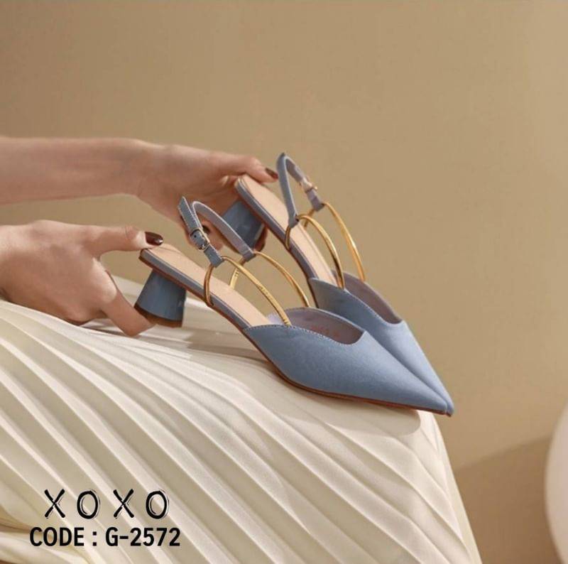 สินค้าพร้อมส่ง สไตล์งานเกาหลี งานสวย เก๋ สไตล์หรู บอกเลยคู่นี้งานสวยเกินราคาขายมากคะ วัสดุผ้าซาตินสีเหลือบทองเล็กน้อย คล้ายผ้าไหม งานสวยมาก ด้านหน้าทรงวี ใส่เก็บเท้า ใส่แล้วขาดูเรียวยาว สึผ้าสีผู้ดีมาก ทรงเปิดส้นด้านหลัง ด้านหลังมียางยืดเล็กน้อย ใส่ง่าย ส