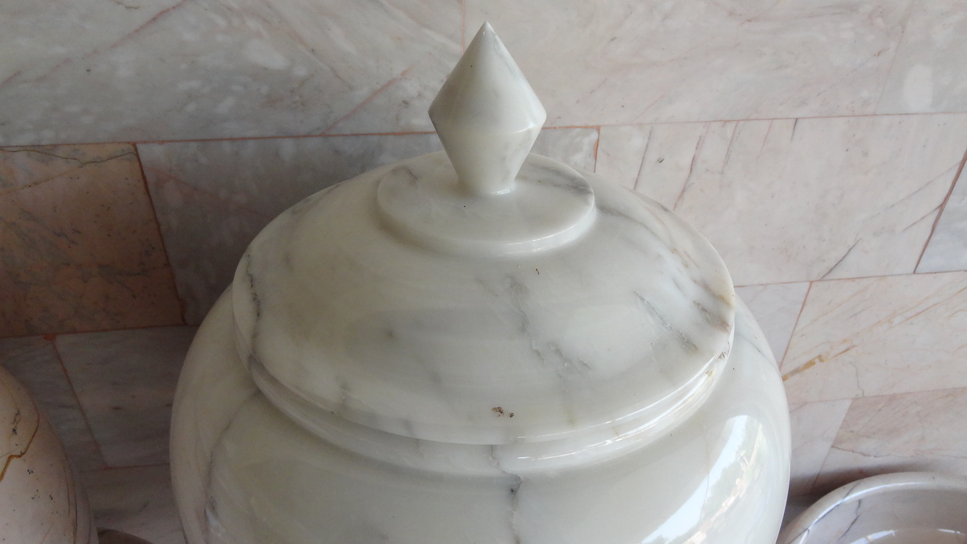 ผอบหินอ่อน หินสีขาว ขนาดสูง 40 เซนติเมตร กว้าง 30 เซนติเมตร