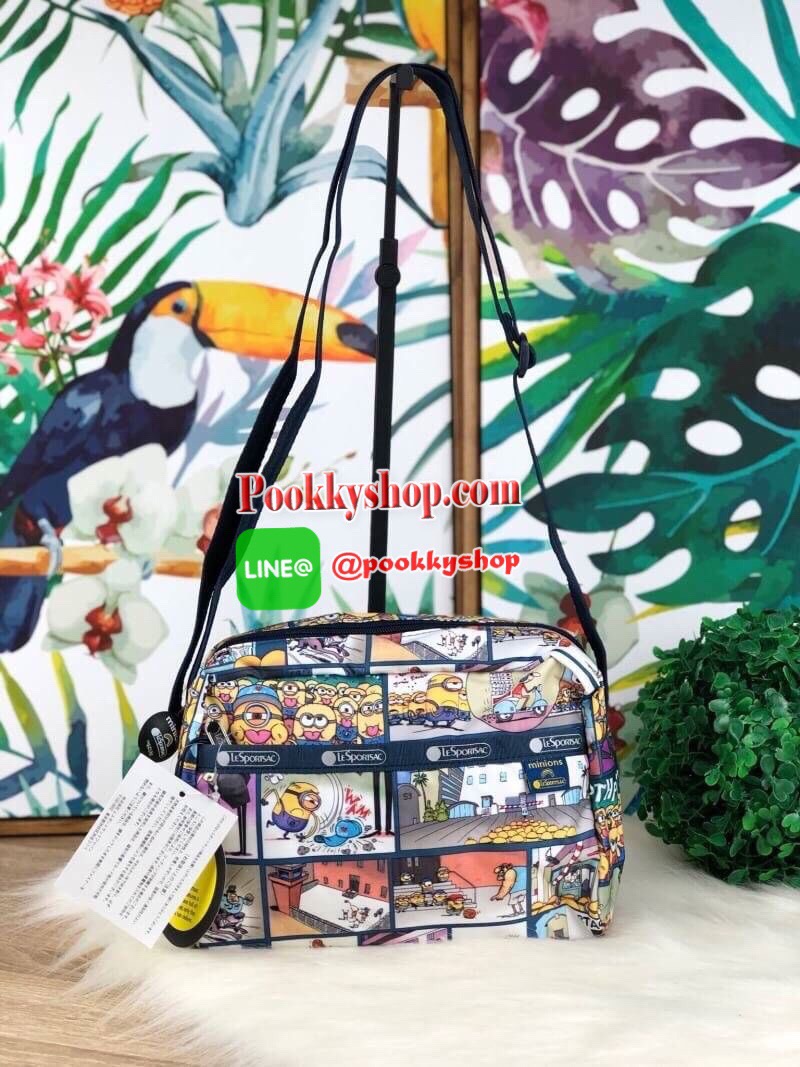 New!! LESPORTSAC x MINIONS กระเป๋าน้ำหนักเบาน่ารักจาก LESPORTSAC รุ่นครอสบอดี้ขนาดน่ารักกำลังดี!! วัสดุโพลีเอสเทอร์ กันละอองน้ำได้ระดับหนึ่ง มีสายสะพายสามารถปรับระดับได้ตามต้องการ ลวดลายน่ารัก หัวซิปช่องใหญ่เป็นรูปมินเนี่ยน มีช่องด้านหน้า-หลัง และช่องซิปใ