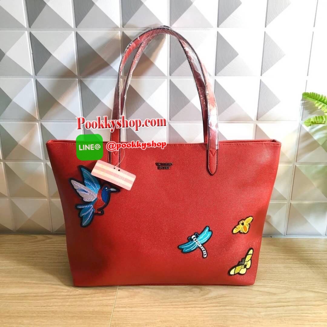 Victoria’s Secret Tote Bag 2019 กระเป๋าถือหรือสะพายลายหนังคาเวียร์ สวยด้านหน้าประดับด้วยโลโก้ ตัวกระเป๋าแต่งด้วยลายปักสวยเก๋ ปากกระเป๋าเปิดปิดด้วยซิปสะดวกใช้ ภายในมีช่องโล่งและช่องเล็กไว้แบ่งเก็บของ ใส่หนังสือ เอกสาร A4 Notebook ipad กระเป๋าสตางค์ ของใช้ไ