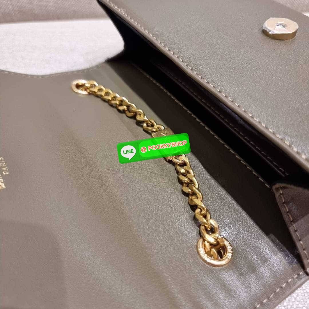 จัดให้อย่างสาสม!! กับกระเป๋าสะพาย Yves Saint laurent small kate bag สุดหรู จากเคาน์เตอร์ vip dutyfree ทรง woc ที่แสนจะฮอตปรอทแตก ดีไซน์เรียบ แต่แอบมีดีเทลความหรูที่พู่ห้อยสีทองโดดเด่น เพิ่มความแพงอีกหนึ่ง วัสดุหนังแท้สัมผัสดีงาม ใช้งานง่ายเพียงแค่เปิด-ปิด