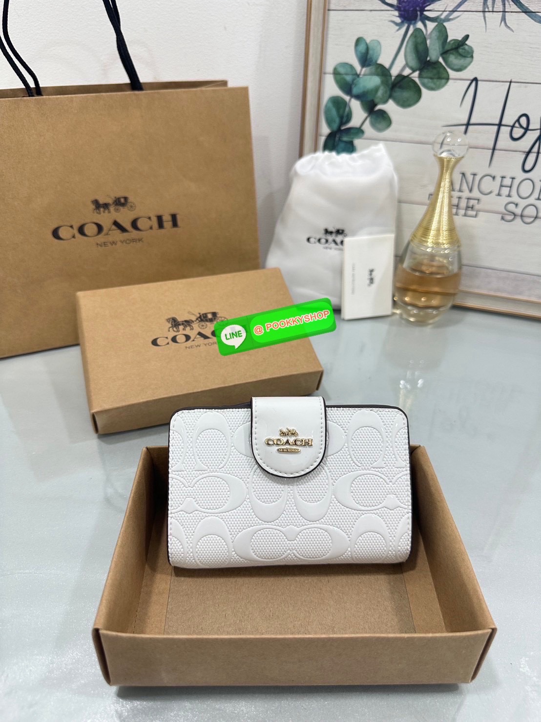 ❤️COACH MEDIUM CORNER ZIP WALLET IN SIGNATURE CANVAS💜 คอลเลคชั่นใหม่งานหรู งานดูแพง จัดให้เลย!! กระเป๋าสตางค์ใบกลาง ดีไซน์ใหม่ สุดหรู แค่เห็นก็ต้องเลิฟ ถือใช้ขับผิวทุกสี วัสดุหนังแท้ปั๊มลายนูนสวยคม ภายในมีช่องใส่บัตร ใส่ธนบัตรได้ครบ และมีช่