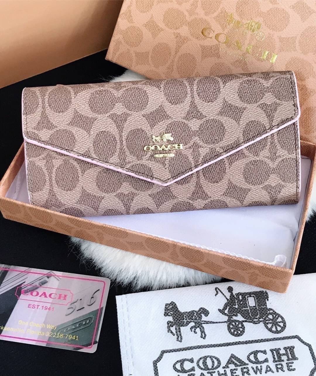 กระเป๋าสตางค์ coachสองพับ ใบยาว งานเกรดพรีเมี่ยม ปั้มทุกจุด ลายฮิตของCoach ด้านใน 2 ช่องใส่เเบงค์ ใส่บัตร 1 ซิปตรงกลาง ภายในมี 2 ช่อง มีช่องซิปตรงกลาง ปิดเปิดแบบกระดุม งานสวย