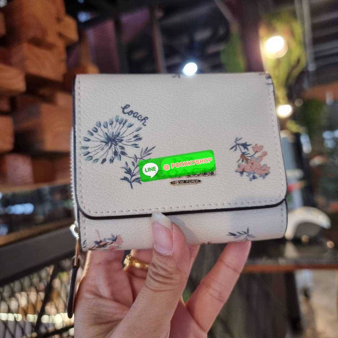 COACH 7331 SMALL TRIFOLD WALLET IN SIGNATURE CANVAS สวยคลาสสิค พกพาง่าย ใบเล็กน่ารักน่าใช้ ต้องยกให้ใบนี้จ้า ตอบโจทย์คนชอบพกน้อยที่สุด!! กระเป๋าสตางค์ใบสั้นหนังแคนวาสเคลือบคุณภาพดี ภายในเป็นหนังแท้ ใส่บัตร ใส่ธนบัตรได้ทุกชนิด มีช่องซิปแยก ใบเดียวใบนี้คือเ