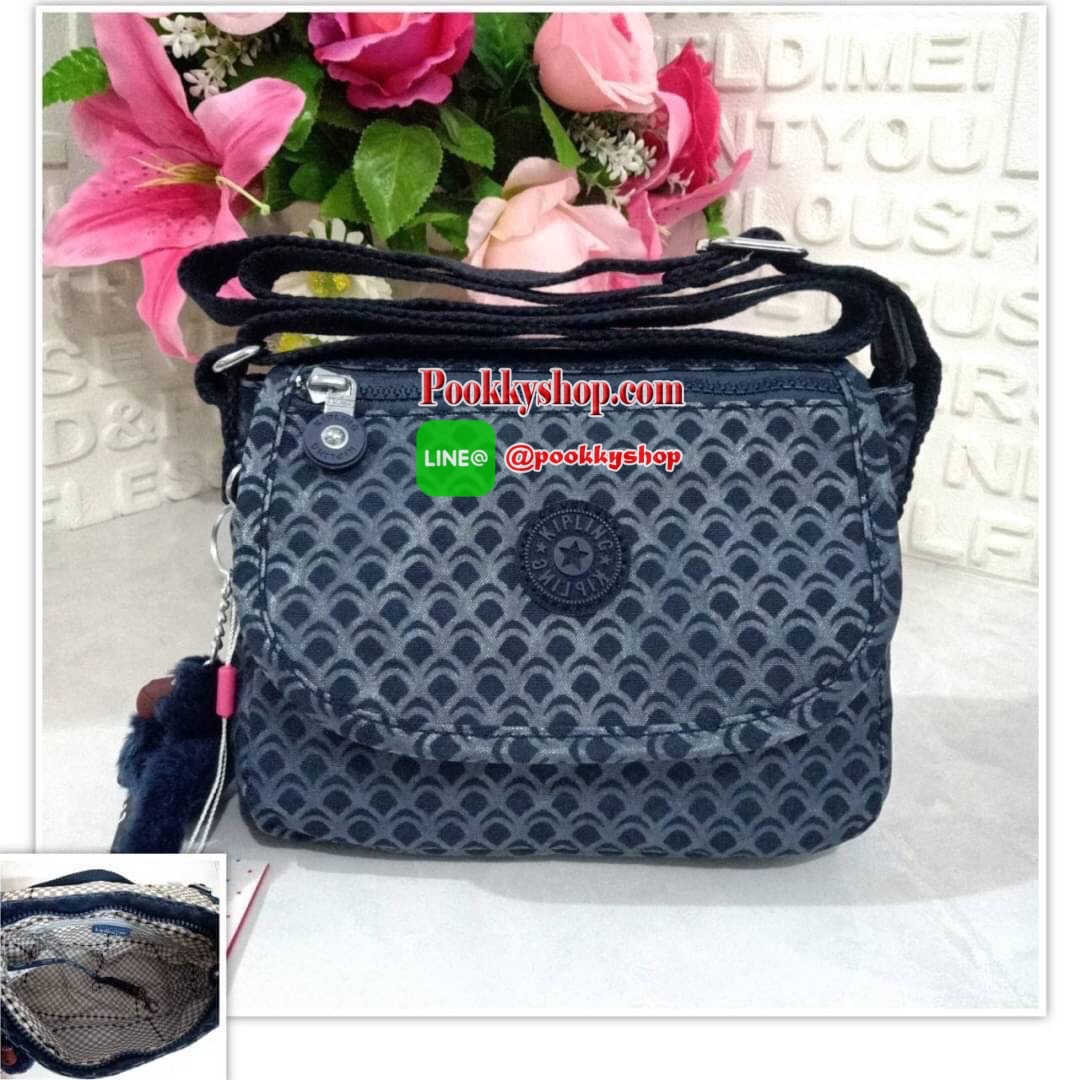 KIPLING SABIAN CROSSBODY MINI BAG กระเป๋าสะพายข้าง วัสดุ Nylon&Polyester 100% ขนาดเล็กกำลังน่ารัก เปิด-ปิดด้วยฝาปิดกระดุมแม่เหล็กและซิปแบรนด์ ด้านในทีแท็กแบรนด์ -ด้านหน้าฝาบนมี1ช่อง ขนาดตามโค้งฝาหน้า -ด้านหลังมีอีก 1 ช่องลึกถึงฐาน -ด้านในมี 1 ช่องหลัก เปิ
