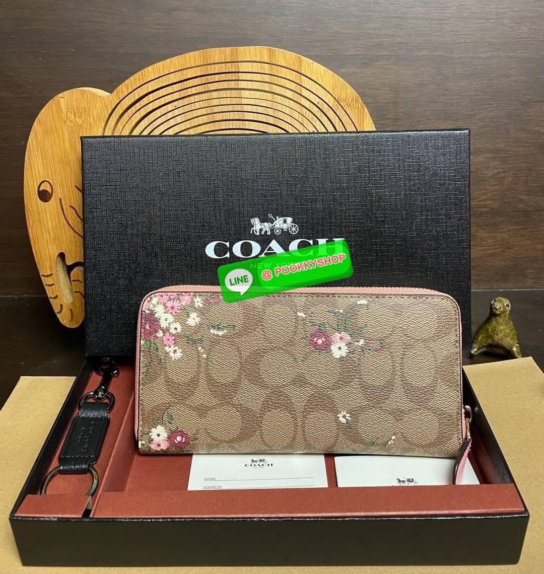 พร้อมส่ง 📌อุปกรณ์มาพร้อมกล่อง/แคร์การ์ด/ถุงกระดาษ/พวงกุญแจ COACH ACCORDION ZIP WALLET IN SIGNATURE CANVAS กระเป๋าสตางค์ใบยาว ซิปรอบ ใช้งานง่าย ด้วยฟังค์ชั้น ด้านใน ใส่บัตรได้จุใจ มีช่องซิปใส่เหรียญตรงกลาง โดนใจหลายๆคนไปเรียบร้อยและคลาสสิค เรียบหรู