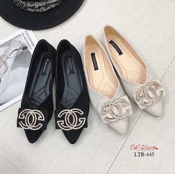 สินค้าพร้อมส่ง รองเท้าคัชชูส้นเตี้ยหัวแหลมนำเข้า วัสดุผ้าสักหลาด ด้านหน้าตกแต่งโลหะ ทรงเก็บหน้าเท้าดี ทำให้เท้าดูเรียวค่ะ เดินง่ายเรียบหรูดูดีจ้า