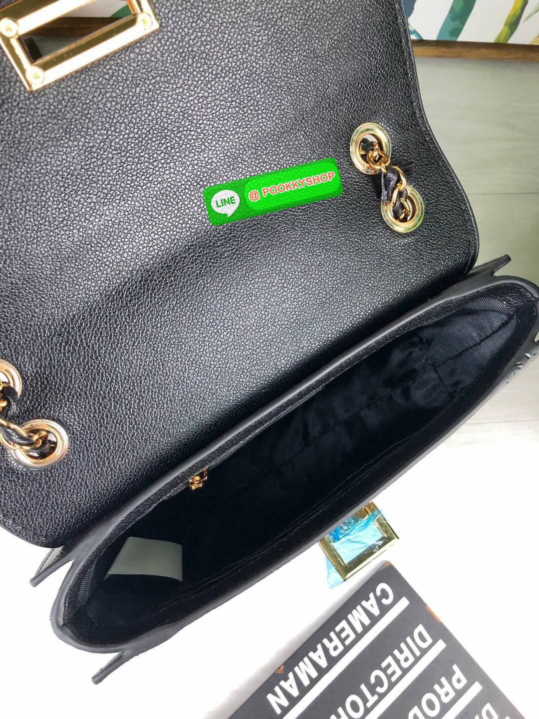 Restock พร้อมส่งครบสีค่า เพิ่มความหรูหราให้คุณกับใบนี้เลยค่ะ Charles & Keith Chain Strap Shoulder Bag กระเป๋าสะพายสายโซ่วางอยู่ทรง วัสดุหนังลายเกรน ตัดกับอะไหล่สีทองหรูหราลงตัว เปิดปิดแบบตัวดันล็อก ด้านในมีช่องซิปเล็ก1 ช่อง จุของได้ดี ใส่กระเป๋าเงินใบยาวไ