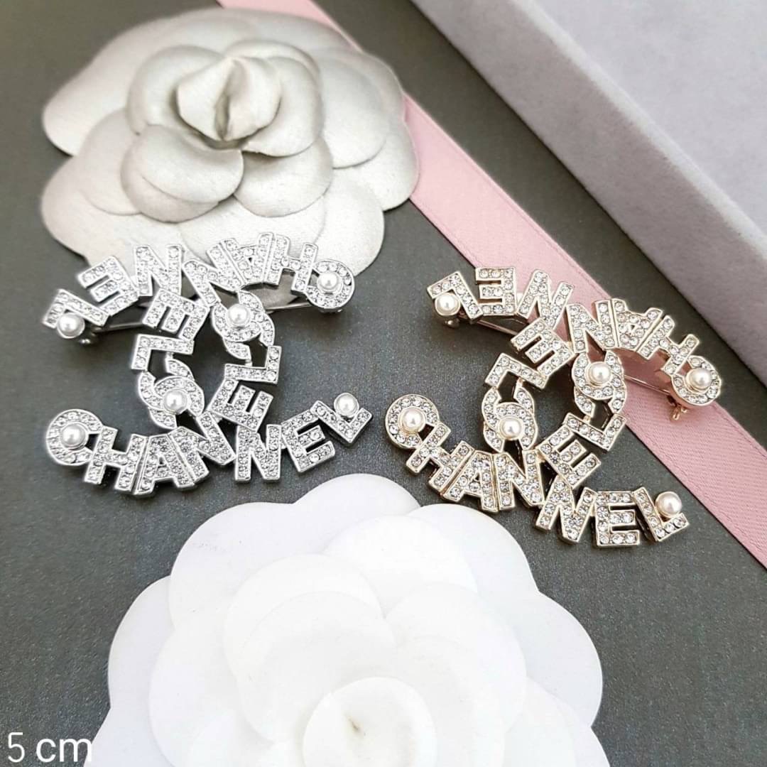 Super Hi-End Quality !!! ((งาน 1:1 เกรดดีที่สุดในท้องตลาด)) Chanel Brooch เข็มกลัดมุกชาแนล งานไฮเอน 1:1 ค่ะ ชนช็อปเป๊ะๆ หรูหราไฮโซ ดูดี งานสวยมากกกกกทุกแบบคะ ซื้อไปไม่ผิดหวังแน่นอนคะ กลัดเพิ่มมูลค่าชุดเก่งได้เยอะเลยจ้า