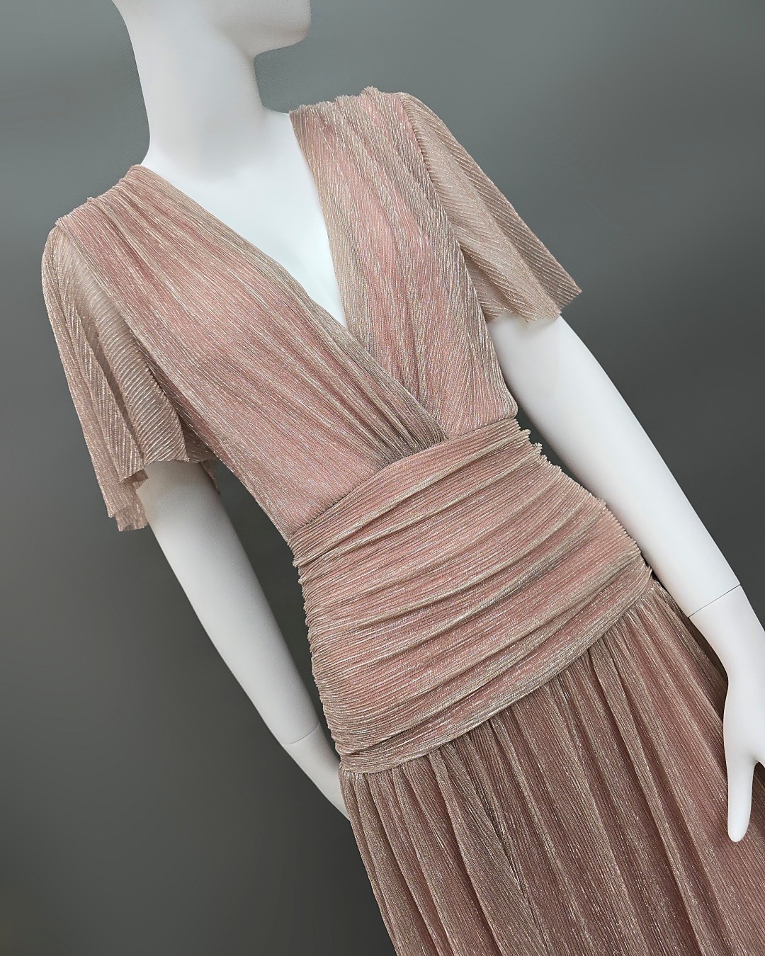 เดรสแฟชั่น แม็กซี่เดรสเสื้อคอวีป้าย แขนระบาย กระโปรงจับเดรปเข้ารูปตรงสะโพก ต่อชายกระโปรงบาน