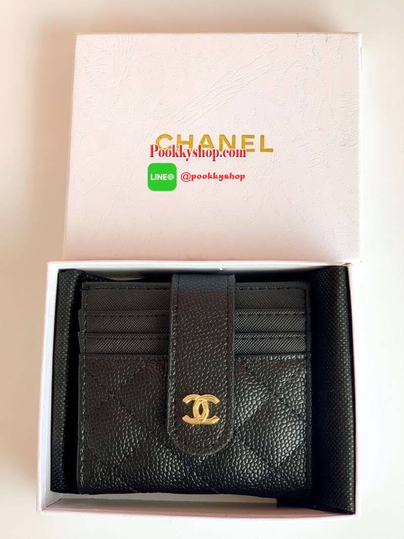 NEW ARRIVAL! หายากค่ะ Chanel Card Holder กระเป๋าใส่นามบัตร Gift With Purchase พรีเมี่ยมกิ้ฟจากต่างประเทศ วัสดุหนังคาเวียร์ สีดำมีโลโก้อะไหล่ทอง / อะไหล่เงิน มีช่องใส่บัตรด้านหน้า 3 ช่อง ด้านหลังอีก 10 ช่อง ซับในปั้มแบรนด์ ด้านบนใส่แบงค์พันได้ สวยดูดี สะดว