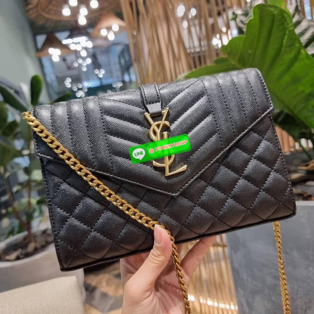 New in!! Yves Saint laurent envelope quilted with chain กระเป๋าสะพายพรีเมี่ยมกิ๊ฟ จากเคาน์เตอร์ vip dutyfree ทรง woc สุดฮอต ในดีไซน์ใหม่ ดีเทลเย็บสวยคม โดดเด่นกว่าใครแน่นอน วัสดุหนัง pepble ทนทาน ใช้งานง่ายเพียงแค่เปิด-ปิดด้วยกระดุมแม่เหล็ก ภายในแบ่งสัดส่