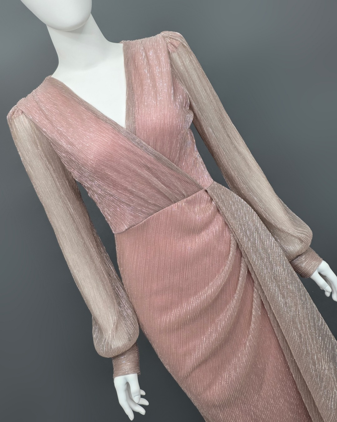 เดรสแฟชั่น เดรสเสื้อคอวีป้ายแขนยาว กระโปรงทรงสอบจับเดรปข้างลำตัว