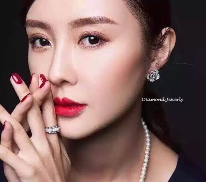 New arrival. !! ต่างหูดอกไม้ งานเพชร CZ แท้ งานสวยมาก รุ่นนี้สวยฟรุ้งฟริ้งมากๆนะคะ ใช้เพชรเยอะ ดีไซส์สวยเก๋ค่ะ งานแนวจิวเวอรี่ จัดกันเลยค่ะ มาน้อยสวยเยอะน้าา เพชรละเอียดวิ้งมากกกกกๆๆๆๆ ค่ะ