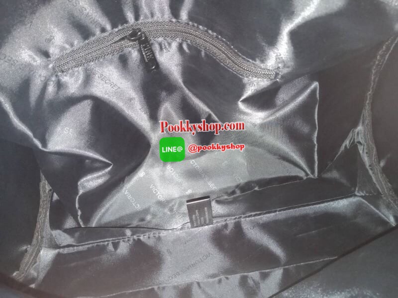 NEW ARRIVALS!!! VICTORIA'S SECRET PINK GYM DUFFLE BAG กระเป๋าเดินทางใบใหญ่ ด้านหน้าสกรีนลาย PINK สุดคลาสสิค และมีช่องซิปให้อีกหนึ่งช่อง ช่องเก็บของใหญ่เปิด-ปิดด้วยซิปเดียวปั้มโลโก้ PINK ด้านในบุด้วยผ้าปั้มลายแบรนด์ พร้อมช่องซิปใส่ของขนาดเล็ก สายสามาร