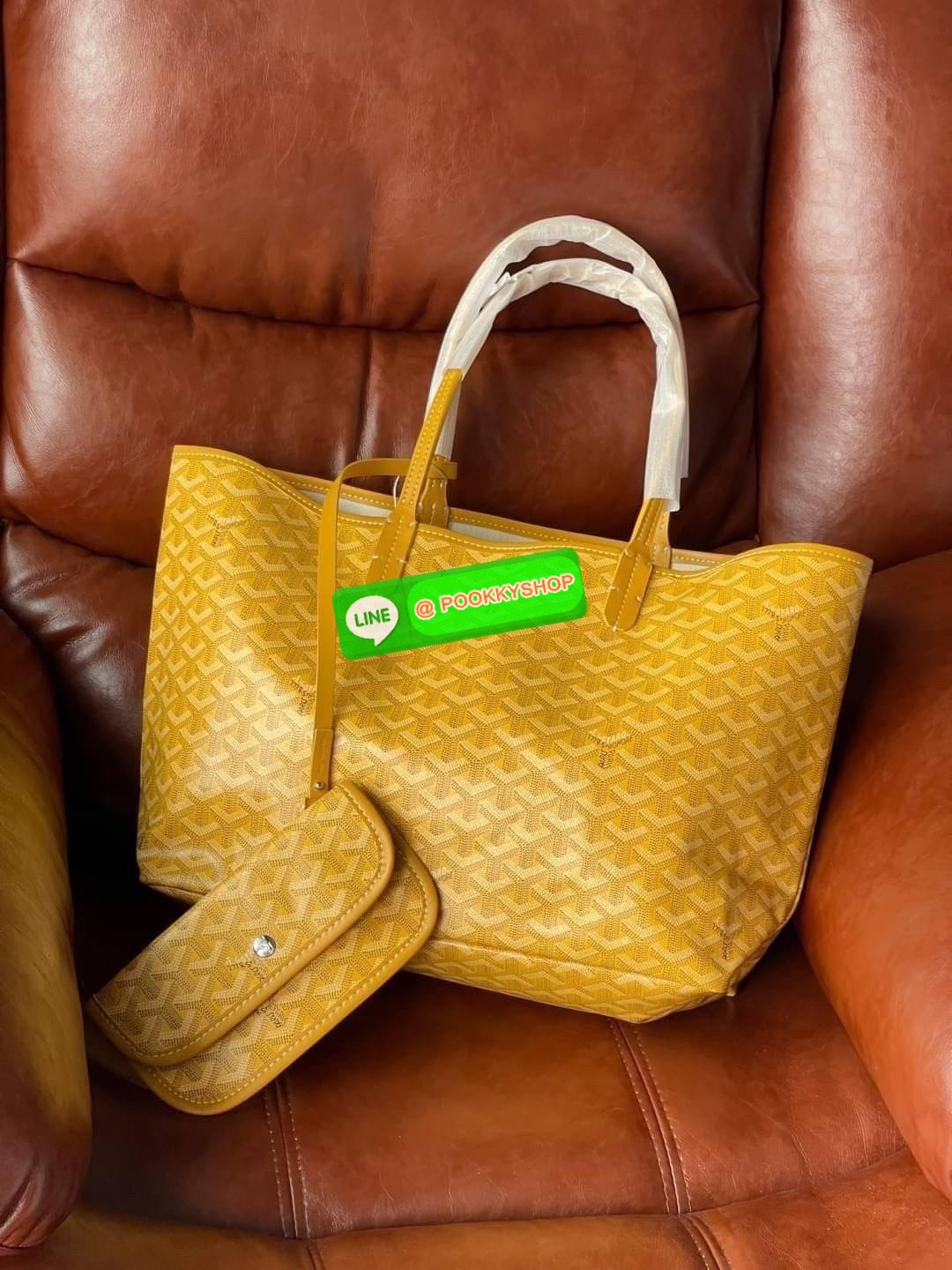 💕 Goyard Saint Louis Pm Bag กระเป๋าสุดคลาสสิกจากแบรนด์เก่าแก่ของฝรั่งเศส ความพิเศษคือแต่ละใบต้องเพนท์ลายโมโนแกรม Chevron ด้วยมือเท่านั้น จึงเป็นเหตุผลที่กระเป๋า Goyard กลายเป็นหนึ่งในกระเป๋าที่คนต้องการ โดยเฉพาะรุ่น St. Louis Tote ที่ว่ากันว่าเป็น