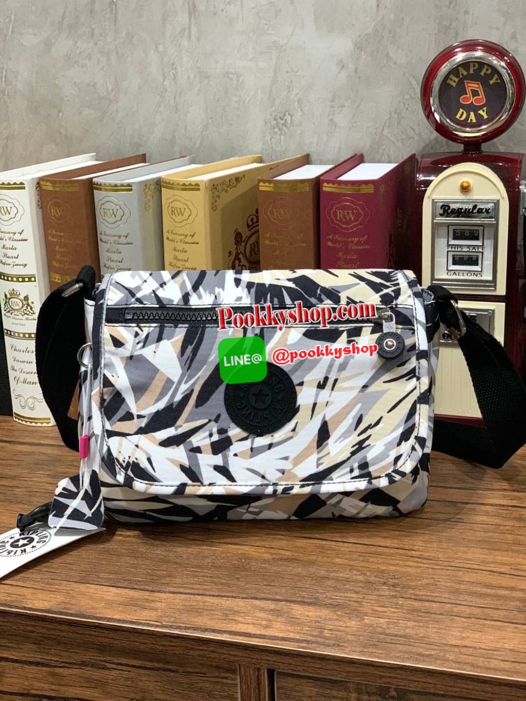 KIPLING SABIAN PRINTED CROSSBODY MINI BAG คอลเลคชั่นใหม่จากpac-man สำหรับสาวๆที่ชื่นชอบกระเป๋าสะพายข้าง ขนาดกำลังดี สะพายได้ทั้งสายคู่และสายเดี่ยว เปิดปิด2ชั้นด้วยกระดุมแม่เหล็กและซิป ภายในกว้างใส่กระเป๋าสตางค์ยาว มินิไอแพคและของจุกจิกอื่นๆได้ สายสะพายปรั