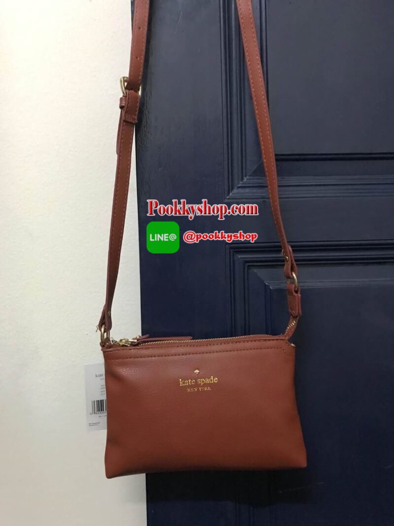 KATE SPADE MINI CROSSBODY BAG กระเป๋าสะพายข้างทรงครอสบอดี้ขนาดมินิ วัสดุหนังPu เปิดปิดด้วยซิปเดียวด้านบน ภายในสกรีนโลโก้แบรนด์ ในช่องใหญ่ยังมี1ช่องซิปเล็ก สามารถใส่ไอโฟนได้ กระเป๋าสตางค์สั้น และของจุกจิก มีความยาวสาย 109cm ปรับความยาวได้ ด้านหน้าปั้มโลโก้