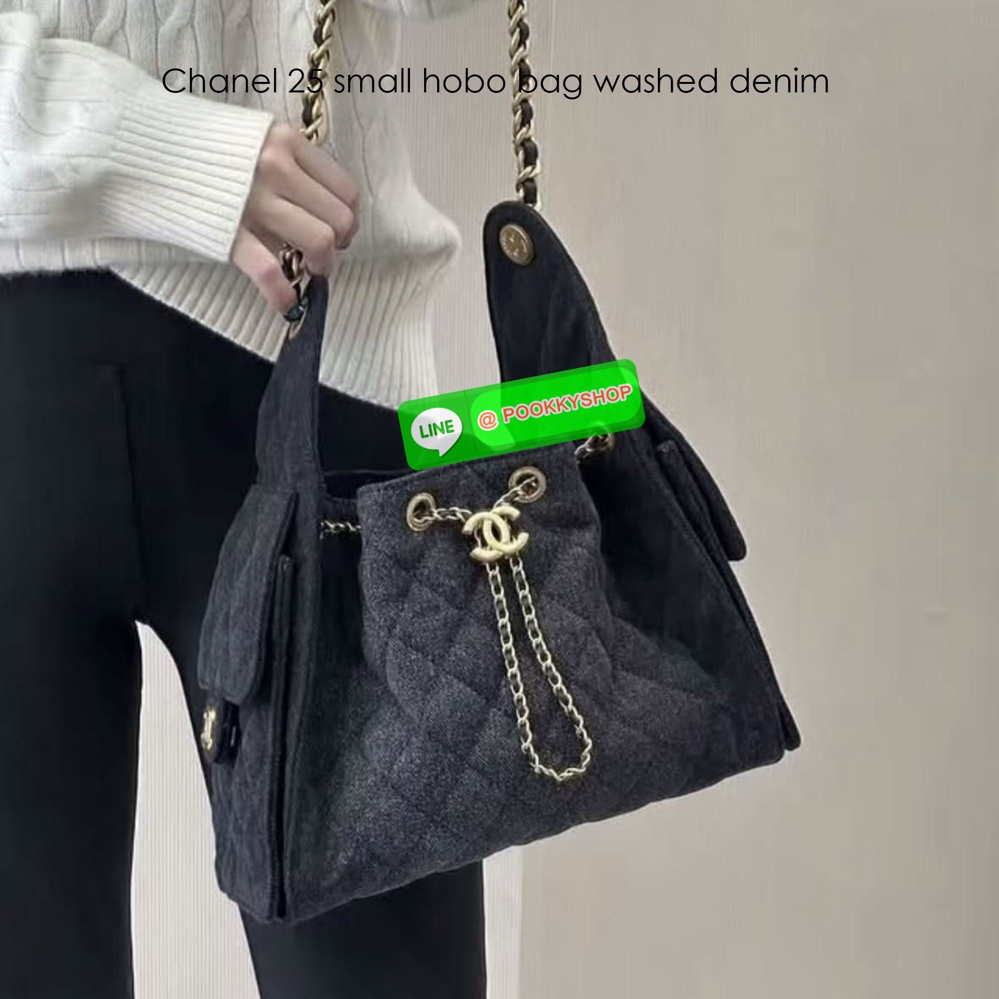 🕊️ พร้อมส่ง | Chanel 25 small hobo bag washed denim กระเป๋าสะพายทรงโฮโบ งานเดนิมฟอก คอลใหม่ล่าสุด รูปทรงใช้งานง่าย จุของได้เยอะ ถือเก๋ๆ เอวี่เดย์ลุค บอกเลยว่าดีไซน์เก๋มาก สาวๆ เตรียมพุ่งตัวก่อนใครได้เลย ราคาสุดคุ้มที่นี่ที่เดียวค่า