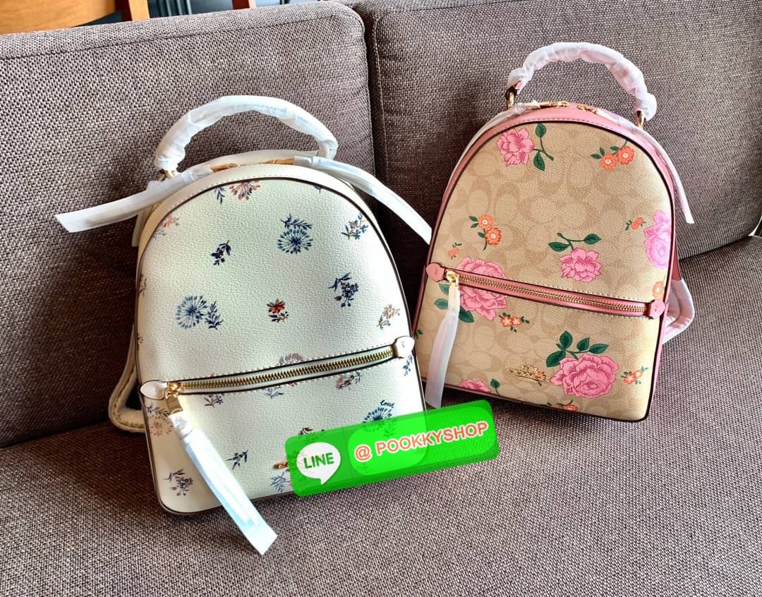 NEW IN! COACH JORDYN BACKPACK ((C1804//3011)) ไม่มียังไงไหว ต้องบอกว่าน้องสวยมากๆค่า! กระเป๋าสะพายหลังแบบมีหูหิ้ว หนังแแท้สวยค่ะ ❤️ทั้งใบปริ้นลายดอกไม้ สวยเด่ด สะดุดตาเลยทีเดียวค่ะ ด้านหน้ามีช่องซิปใส่มือถือหรือของจุกจิกลงไปได้ค่ะ เปิด-ปิดกระเป๋าแบ