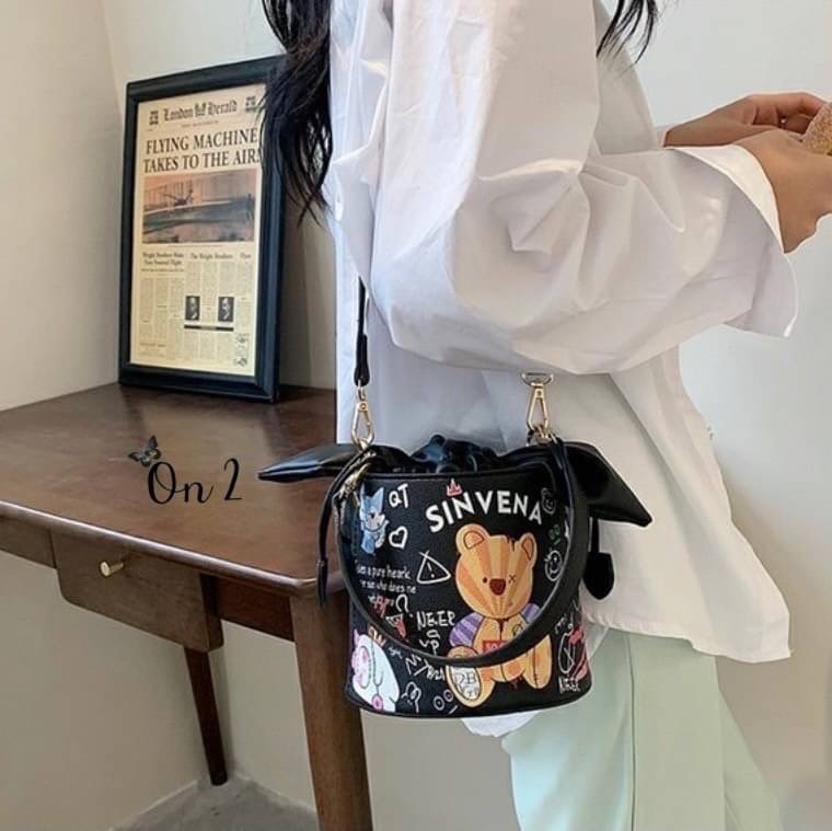 กระเป๋าสะพายทรงถัง หนังพิมพ์ลาย เปิดปิดแบบหูรูด อะไหล่ทอง มาพร้อมสายสะพายยาวครอสบอดี้ งานน่ารักมากค่ะ